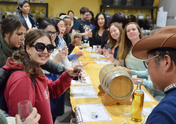 사과와인 체험 행사를 찾은 외국 관광객들이 와인을 시음하고 있다.  예산 최해국 선임기자 seaworld@seoul.co.kr