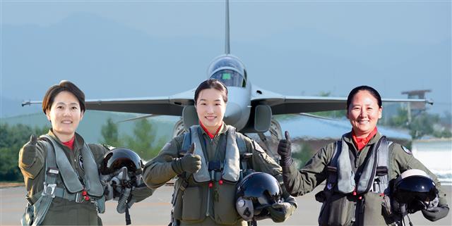 여성 전투비행대장으로 거듭난 박지원(왼쪽), 박지연(가운데), 하정미(오른쪽) 소령이 국산전투기 FA50 앞에서 포즈를 취하고 있다. 공군 제공