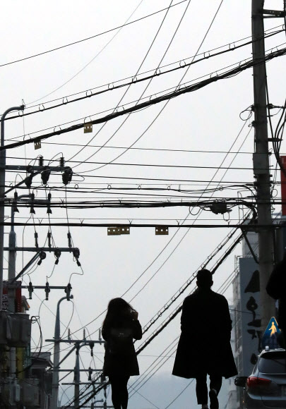 4일 오전 서울 시내 거리에서 시민들이 발걸음을 재촉하고 있다. 4일은 포근한 겨울 날씨를 보이겠지만, 서쪽 지역을 중심으로 미세먼지 농도가 높을 것으로 전망된다.  연합뉴스