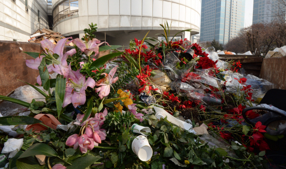 김영란법 시행 100일을 하루 앞둔 4일 오전 서울 양재동 꽃시장에 판매되지 못한 꽃들이 시들어 쓰레기 처리장에 버려져 있다.  도준석 기자 pado@seoul.co.kr