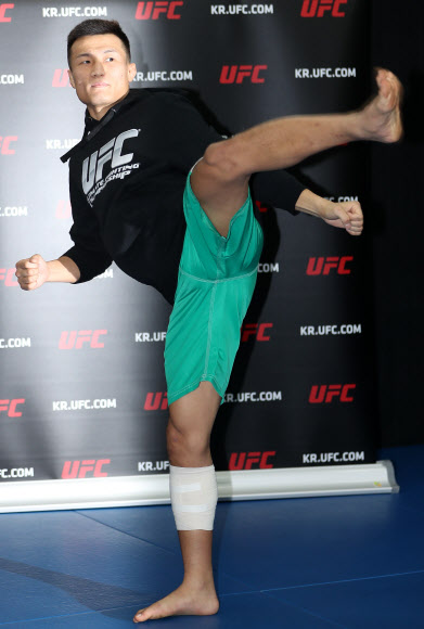 UFC파이터 정찬성이 4일 오후 서울 강남구 역삼동 코리안 좀비 종합격투기 체육관에서 열린 공개훈련 행사에서 발차기를 하고 있다.  연합뉴스