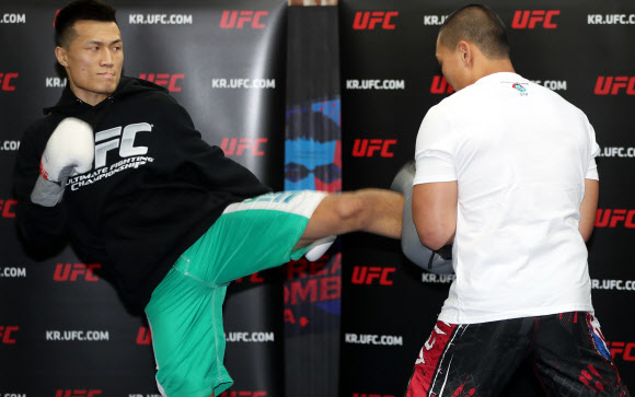 UFC파이터 정찬성이 4일 오후 서울 강남구 역삼동 코리안 좀비 종합격투기 체육관에서 열린 공개훈련 행사에서 발차기를 하고 있다.  연합뉴스