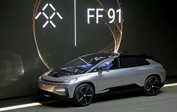 미국 스타트업 페러데이퓨처가 3일(현지시간) 미국 네바다 주 라스베이거스에서 열린 ’CES 2017’에서 새 전기자동차 ’FF91’을 공개했다.  ‘FF91’은 최고 1천50마력에 시속 97km 가속 시간은 2.39초로 테슬라 및 경쟁 업체 차종보다 빠르며 한 번 충전으로 608km를 주행할 수 있어 전기자동차의 약점이던 파워와 이동 거리를 극복했다는 평가가 나온다.  연합뉴스