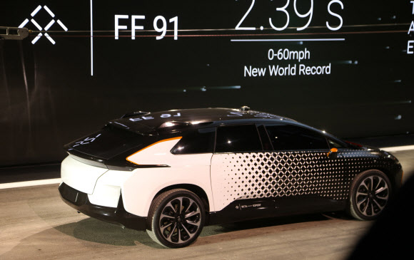 미국 스타트업 페러데이퓨처가 3일(현지시간) 미국 네바다 주 라스베이거스에서 열린 ’CES 2017’에서 새 전기자동차 ’FF91’을 공개했다.  ‘FF91’은 최고 1천50마력에 시속 97km 가속 시간은 2.39초로 테슬라 및 경쟁 업체 차종보다 빠르며 한 번 충전으로 608km를 주행할 수 있어 전기자동차의 약점이던 파워와 이동 거리를 극복했다는 평가가 나온다.  연합뉴스