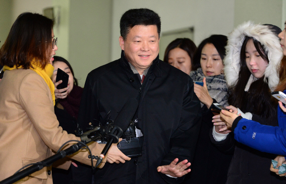 5일 오전 김진수 청와대 보건복지비서관이 박영수특검팀으로 소환되고 있다.  강성남 선임기자 snk@seoul.co.kr