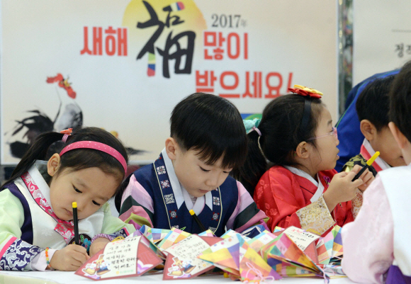 5일 오전 서울 서초구 농협하나로마트에서 설날을 앞두고 열린 복주머니와 소원나무 만들기 행사에서 어린이들이 복주머니를 만들고 있다. 이언탁 기자 utl@seoul.co.kr