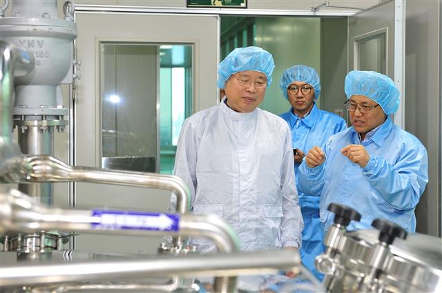5일 LG화학 생명과학사업부 바이오의약품 공장에서 박진수(왼쪽) LG화학 부회장이 직원들을 격려하고 있다. LG화학 제공