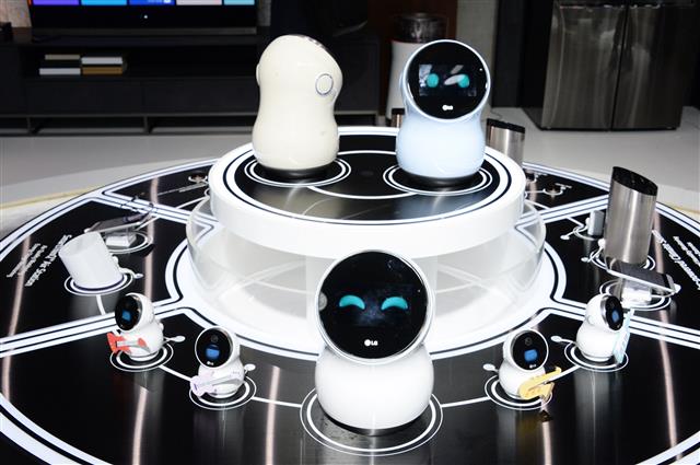 5일(현지시간) 미국 라스베이거스에서 개막하는 ‘세계가전전시회(CES) 2017’에선 인공지능(AI)을 갖춘 가전제품과 가정용 로봇이 시선을 사로잡을 전망이다.  사진은 LG전자의 가정용 허브 로봇.  LG전자 제공