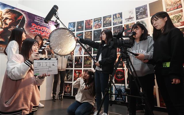 서울 마포구 상암동 한국영상자료원에서 열린 자유학기제 프로그램에서 학생들이 영화 만드는 과정을 경험하고 있다. 연합뉴스