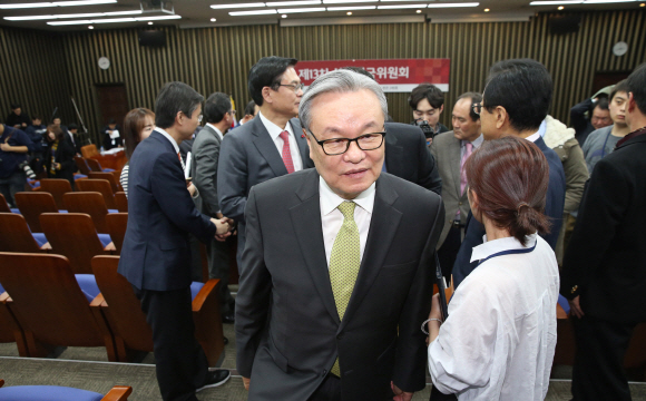 새누리당 인명진 비상대책위원장이 6일 오후 서울 여의도 국회 본관에서 전국상임위원회가 정족수 미달로 무산된 뒤 당사로 이동하며 참석자들과 인사를 나누고 있다.  강성남 선임기자 snk@seoul.co.kr