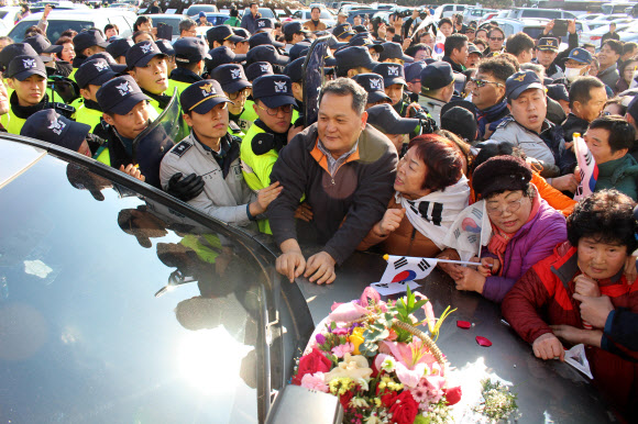 문재인 전 대표 차량 막은 박 대통령 지지 단체 시민들
