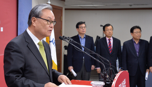 새누리당 인명진(왼쪽) 비상대책위원장이 8일 서울 여의도 당사에서 인적청산 및 쇄신과 관련한 입장을 발표하고 있다. 이종원 선임기자 yes@seoul.co.kr