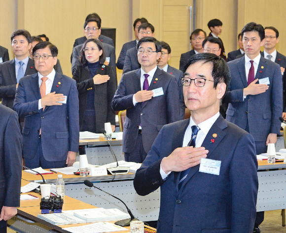 9일 세종시 정부세종컨벤션센터에서 열린 ‘일자리 및 민생안정’ 관련 정부 업무보고에서 이준식(앞줄 오른쪽) 사회부총리 겸 교육부 장관 등 참석자들이 국민의례를 하고 있다. 황교안 대통령 권한대행이 세종에서 업무보고를 받는 것은 처음이다. 두 번째 줄 왼쪽부터 정진엽 보건복지부 장관, 이기권 고용노동부 장관, 손문기 식품의약품안전처장. 안주영 기자 jya@seoul.co.kr