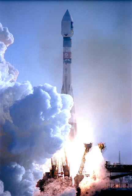 유럽연합은 지난해 12월 15일 유럽의 독자적인 위성항법시스템 구축 사업인 갈릴레오 프로젝트가 가동에 들어갔다고 발표했다. 사진은 2005년 12월 갈릴레오 프로젝트 구축을 위해 카자흐스탄 바이코누르 우주기지에서 첫 번째 위성항법 시스템을 탑재한 소유스 로켓이 발사되는 모습. 당초 2008년 가동을 목표로 30개의 위성을 쏘아올리려 했지만 예산 확보의 어려움 등으로 인해 사업이 늦춰지다가 현재까지 모두 18개의 위성이 궤도에 안착됐다. AP 연합뉴스