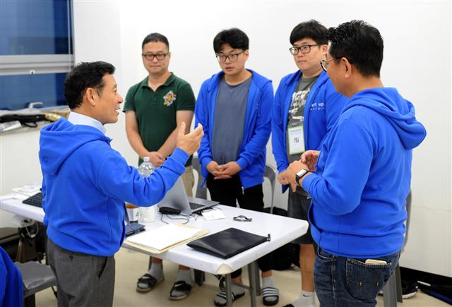 윤 시장(맨 왼쪽)이 전국청년창업아이디어 경진대회에 참석해 청년들과 대화하고 있다. 광주시 제공