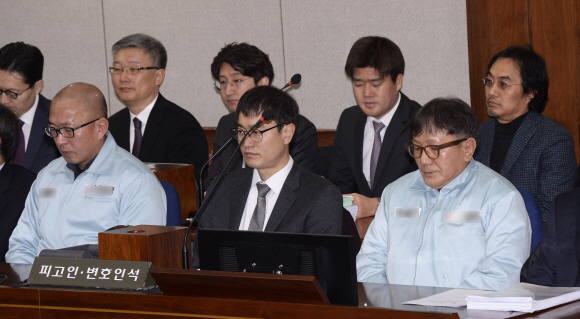 최순실씨 국정농단에 연루 된 차은택 전 창조경제추진단장(앞줄 왼쪽), 송성각 전 한국컨텐츠진흥원장(앞줄 왼쪽), 김홍탁 더플레이그라운드 대표(뒷줄 오른쪽)등이 10일 서울 서초동 서울중앙지법에서 열린 첫 공판에 참석하고 있다.  사진공동취재단