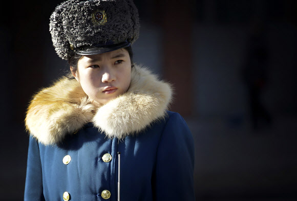 10일 북한 평양에서 두터운 겨울 유니폼을 입은 여자 교통경찰관이 도로에 나와 교통정리를 하고 있다. AP 연합뉴스