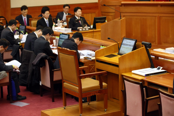 10일 오전 서울 종로구 헌법재판소 대심판정에서 박근혜 대통령 탄핵심판 3차 공개 변론이 열린 가운데 증인으로 채택된 최순실, 정호성 전 청와대 비서관이 불출석해 증인석이 비어있다. 손형준 기자 boltagoo@seoul.co.kr