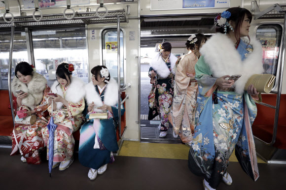 지난 9일 일본 ‘성년의 날’을 맞아 기모노를 차려입은 여성들이 단체로 전철에 탑승한 모습이 눈길을 끈다. EPA 연합뉴스