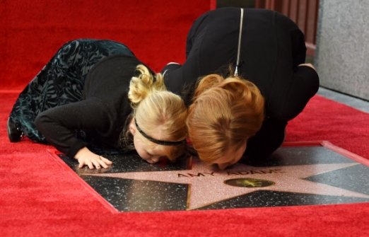 영화배우 에이미 아담스와 딸 아비아나 르 갈로가 11일(현지시간) 미국 캘리포니아주 로스 앤젤레스 헐리우드 명예의 거리에 입성후 명패에 키스를 하고 있다 .<br>AFP 연합뉴스