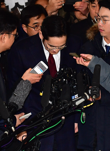 12일 오전 이재용 삼성전자 부회장이 피의자 신분으로 대치동 박영수 특별검사팀에 출석하고 있다. 이 부회장은 비선실세 최순실 일가 지원과 관련한 뇌물공여 혐의를 받고 있다.  이언탁 기자 utl@seoul.co.kr