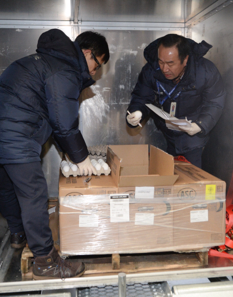 농림축산식품부 직원들이 12일 인천국제공항에서 아시아나 항공편을 통해 도착한 미국산 계란 150kg(2천160개)를 확인하고 있다. 이 계란은 본격적인 수입에 앞서 정밀검사 진행하기 위한 샘플이다. 박윤슬 기자 seul@seoul.co.kr