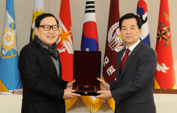한민구(오른쪽) 국방부 장관이 12일 오후 서울 국방부 청사에서 방위역량 강화에 써 달라며 3억원을 기부한 ㈜듀오 이충희 대표에게 감사패를 전달하고 있다. 국방부 제공
