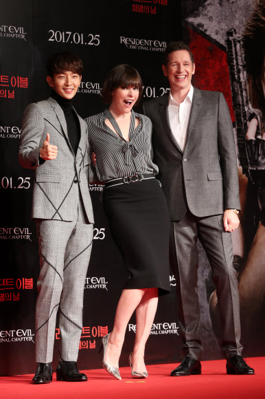 포즈 취하는 이준기-밀라 요보비치-폴 앤더슨