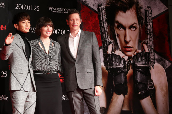 포즈 취하는 ’레지던트 이블’ 주역들