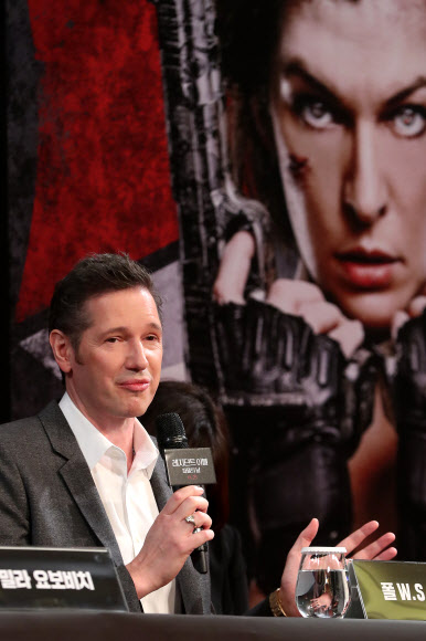 인사말 전하는 폴 앤더슨 감독