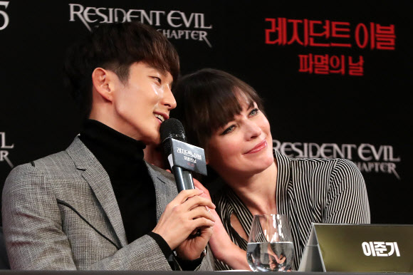 이준기-밀라 요보비치, 어깨에 살포시