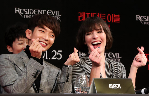 밀라 요보비치, 유쾌한 미소