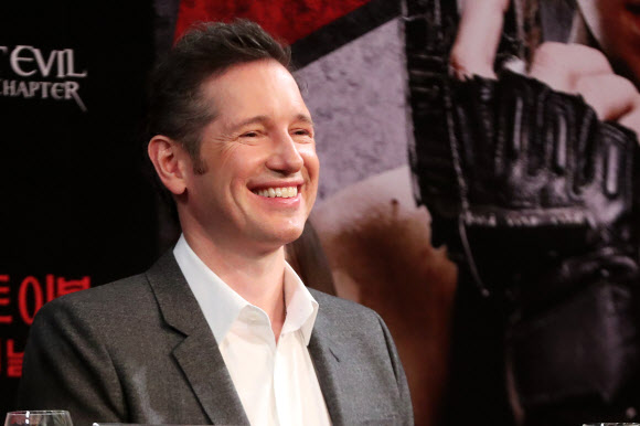 미소 짓는 폴 앤더슨 감독