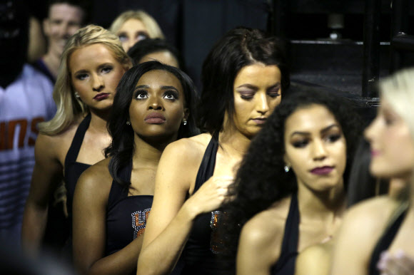 12일(현지시간) 멕시코 멕시코시티 아레나에서 열린 NBA 댈러스 매버릭스와 피닉스 선즈와의 경기에서 피닉스 선즈 치어리더들이 공연을 준비하고 있다. AP 연합뉴스