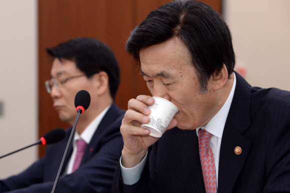 윤병세 외교부장관이 13일 국회에서 열린 외통위에서 물을 마시고 있다. 도준석 기자 pado@seoul.co.kr