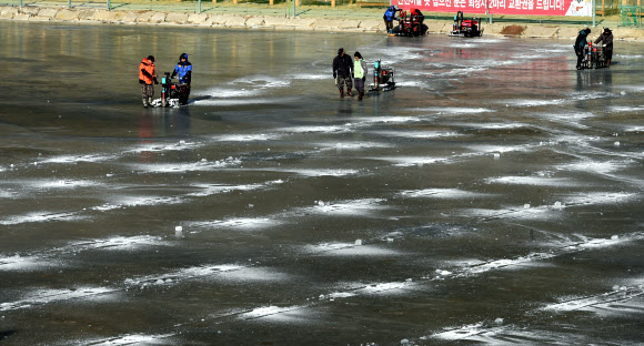’반갑다 추위야’ 화천산천어축제 분주