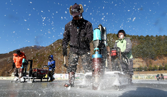 반가운 추위… ‘화천산천어축제’ 얼음 뚫기