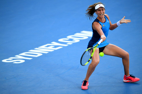 호주 조안나 콘타가 13일(현지시간) 호주 뉴사우스웨일스 시드니에서 열린 ‘시드니 인터내셔널 테니스 토너먼트’ 여자 단식 결승전에서 폴란드 아그니에슈카 라드반스카의 공격에 수비를 하고 있다. EPA 연합뉴스