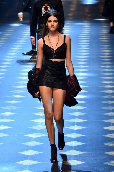 프랑스 모델 겸 배우로 활동 중인 소니아 벤 아마르가 14일(현지시간) 이탈리아 밀라노에서 열린 돌체&가바나 패션쇼 무대에 올라 런웨이에서 워킹을 하고 있다.<br>AFP 연합뉴스