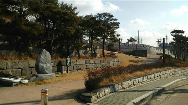 다음달 입주 예정인 서울 종로구 경희궁 자이 아파트 단지 뒤쪽에는 서울성곽과 경희궁 등 다양한 문화자원이 있다.
