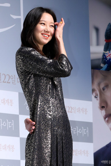 16일 오전 서울 강남구 CGV압구정에서 열린 영화’싱글라이더’제작발표회에 참석한 배우 공효진이 포즈를 취하고 있다.  연합뉴스