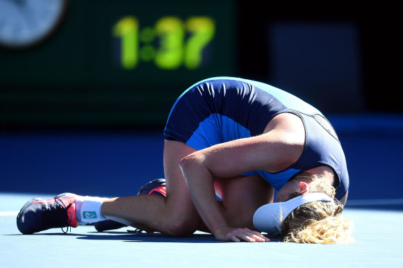17일(현지시간) 호주 멜버른에서 열린 ‘2017 호주 오픈 테니스’ 여자 단식 1라운드 코코 반데웨그(미국)와 로베르타 빈치(이탈리아)의 경기에서 반데웨그가 승리 한 후 코트에 쓰러져 있다. EPA 연합뉴스