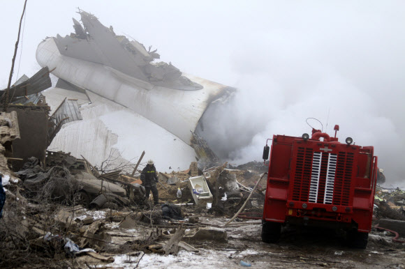 16일(현지시간) 키르기스스탄의 비슈케크 인근에 터키 국적 화물기가 추락했다. 이 사고로 최소 35명이 사망하고 마을의 주탁 등 건물 43채가 심하게 파손됐다. AP 연합뉴스