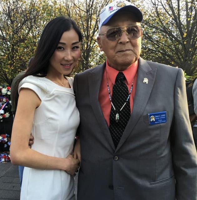 한나 김(왼쪽)씨가 지난 5월 미국 워싱턴 한국전참전용사기념공원에서 아메리칸인디언 참전용사협회장과 함께 사진을 찍고 있다. 한나 김씨 제공