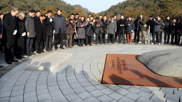 반기문, 노무현 전 대통령 묘역 참배