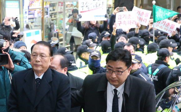 ’문화계 블랙리스트’를 만들도록 지시한 혐의를 받는 김기춘 전 대통령 비서실장이 17일 오전 피의자 신분으로 서울 강남구 대치동 특검사무실에 출석 하고 있다. 강성남 기자 snk@seoul.co.kr