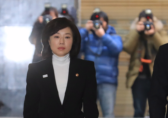 이른바 ’문화·예술계 블랙리스트’의 윗선으로 꼽히는 조윤선 문화체육관광부 장관이 17일 오전 직권남용 권리행사방해 혐의의 피의자 신분으로 조사를 받기 위해 서울 강남구 대치동 특검에 출석하고 있다.  강성남 기자 snk@seoul.co.kr