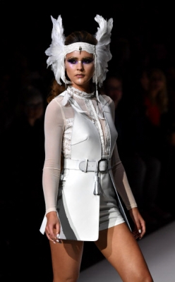 모델이 16일(현지시간) 독일 베를린에서 열린 ‘베를린 패션 위크’에서 이색적인 의상을 선보이고 있다. AFP 연합뉴스