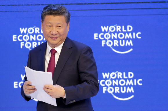 시진핑 중국 국가주석이 17일 스위스 다보스에서 개막한 제47차 세계경제포럼(WEF·다보스포럼) 연차총회에서 기조연설을 한 뒤 미소를 띠며 단상을 내려오고 있다. 다보스 AP 연합뉴스