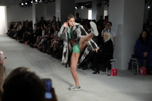 킥복싱 월드 챔피언 마리 랭(Marie Lang)이 17일(현지시간) 독일 베를린에서 열린 ‘베를린 패션위크’ 패션쇼 무대에 올라 멋진 발 차기를 선보였다.<br>AFP 연합뉴스